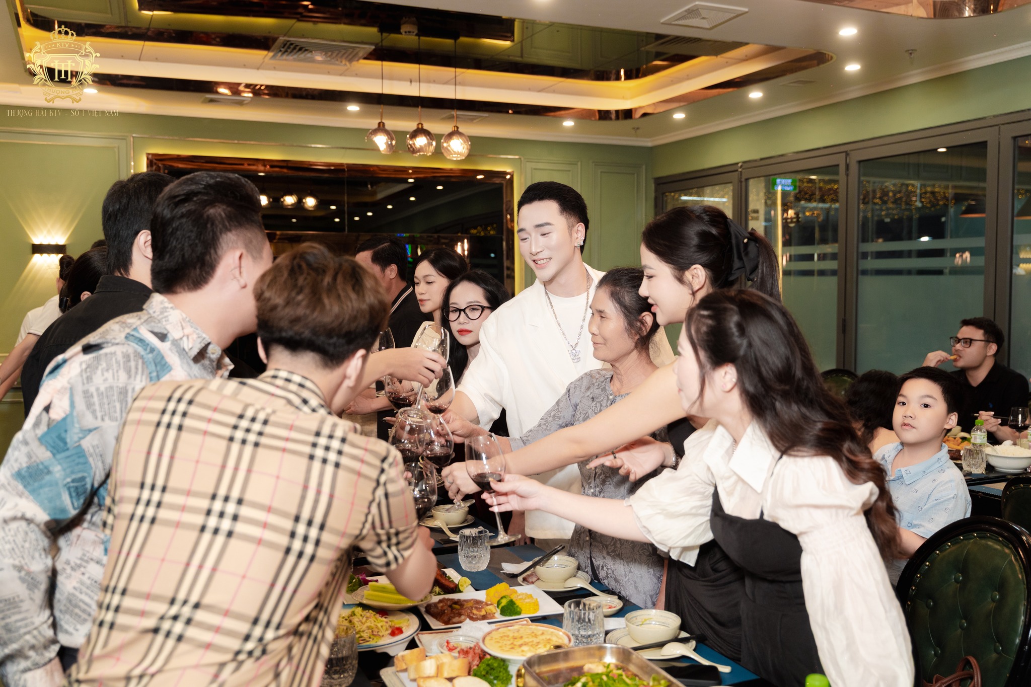 Ăn chơi “chanh sả” mà không lo tốn kém tại Thượng Hải Restaurant